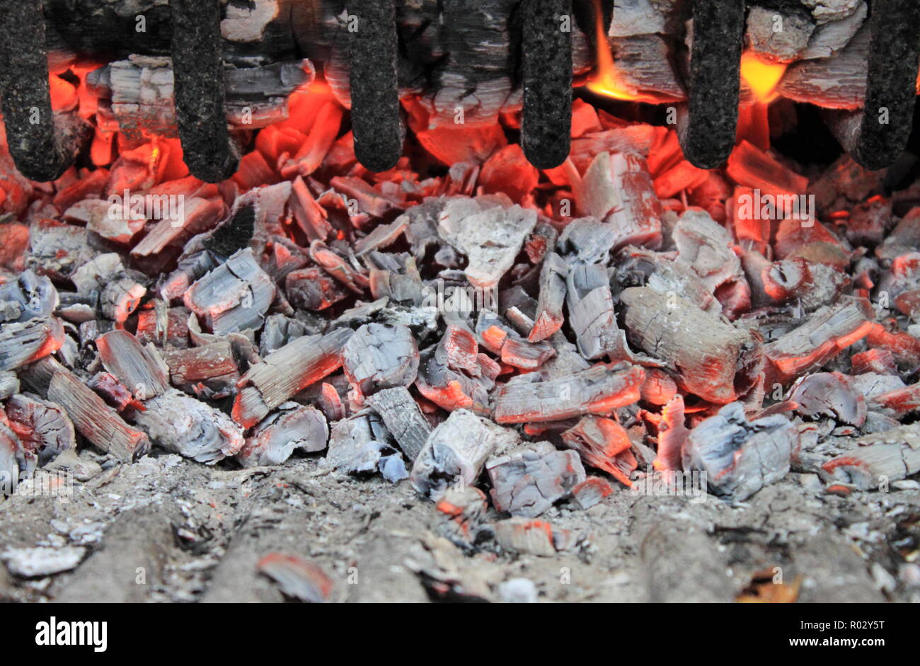 Braises de feu couvant activement Banque D'Images