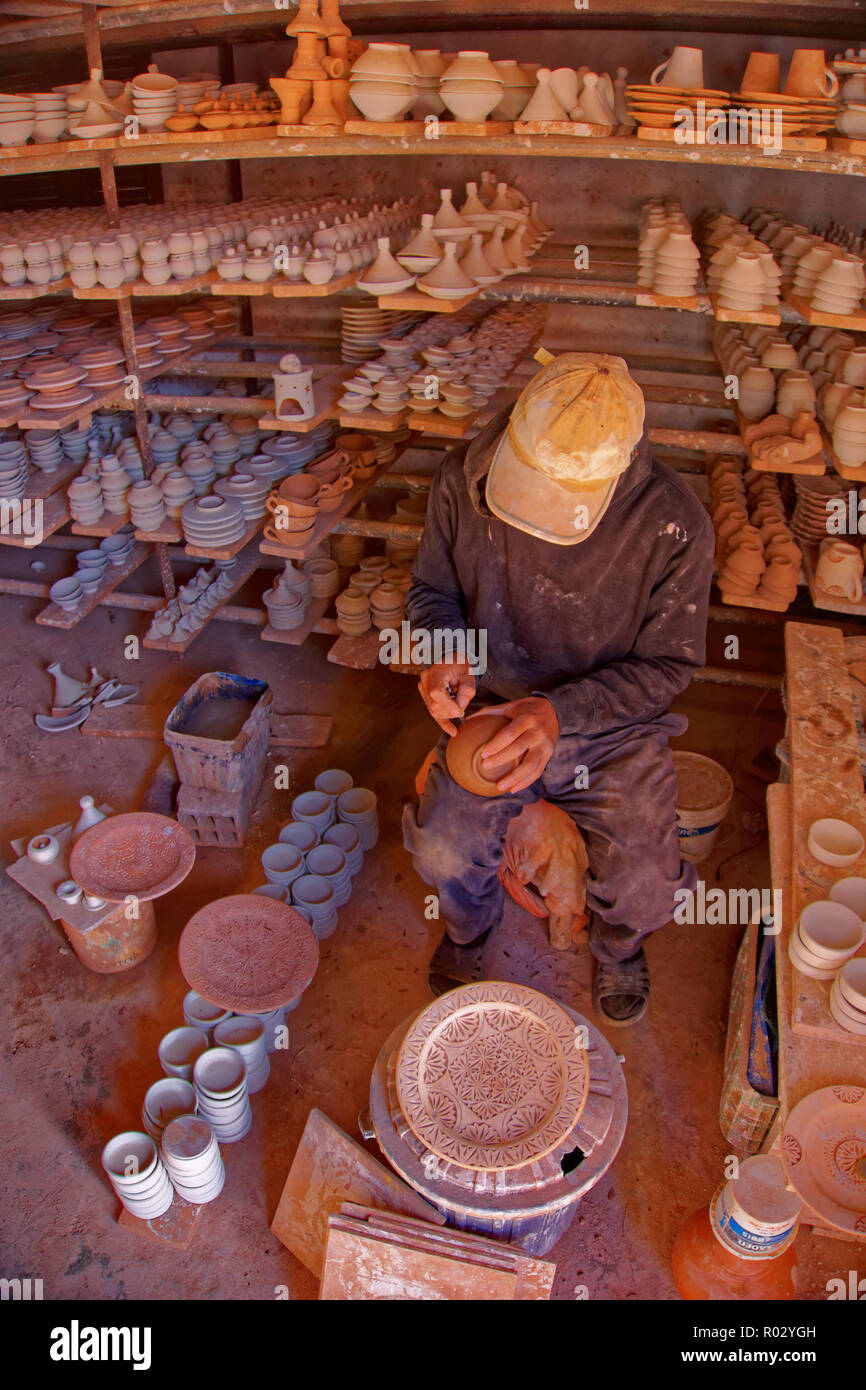 Graveur de poterie à un artisan usine de céramique près d'Agadir, Maroc. Banque D'Images