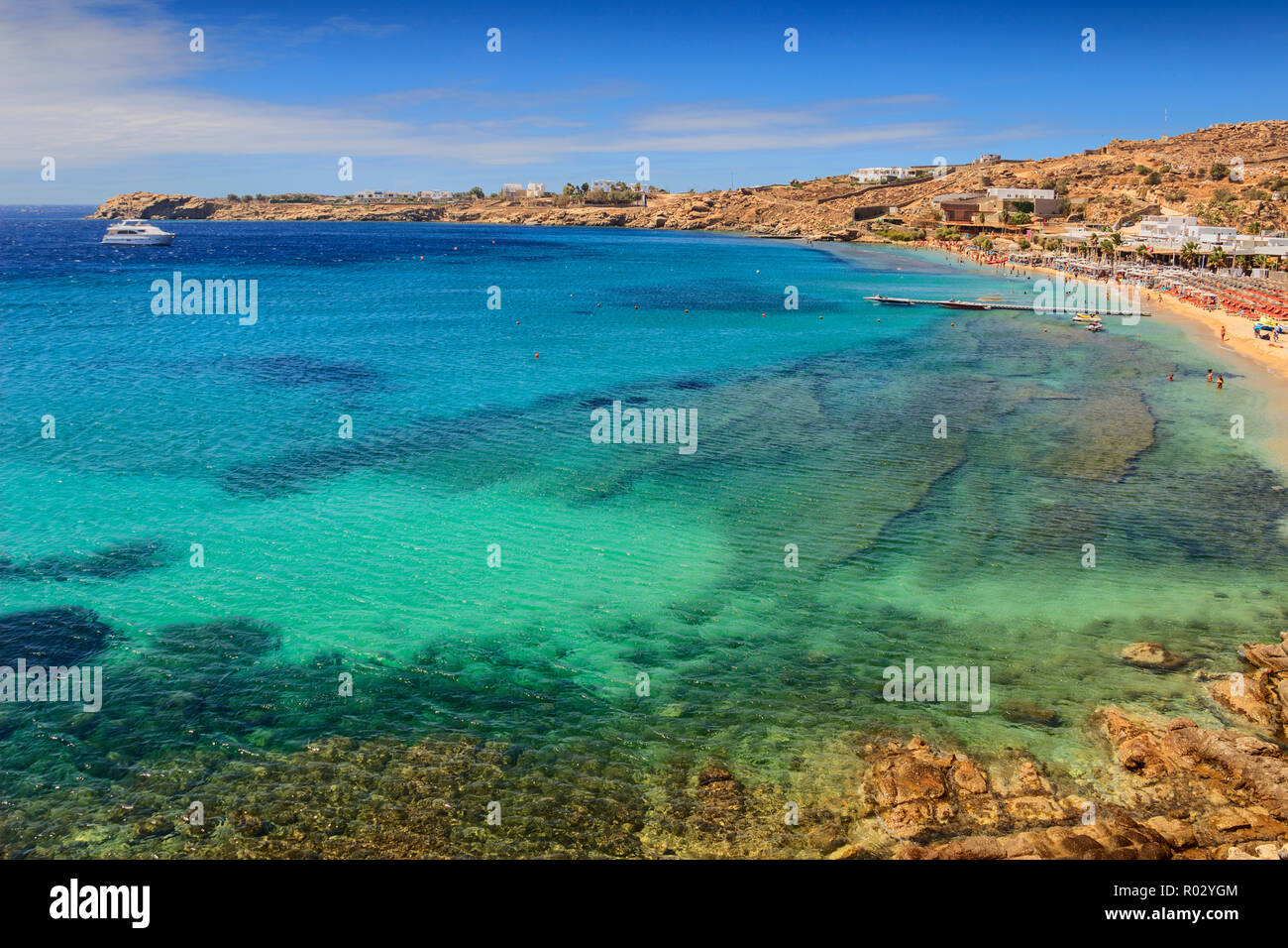 Paradise beach ,Kalamopodi, de Mykonos, Grèce. Ensoleillé avec ciel bleu et clair comme de l'eau. Le paradis est certainement la plus célèbre plage de Mykonos. Banque D'Images