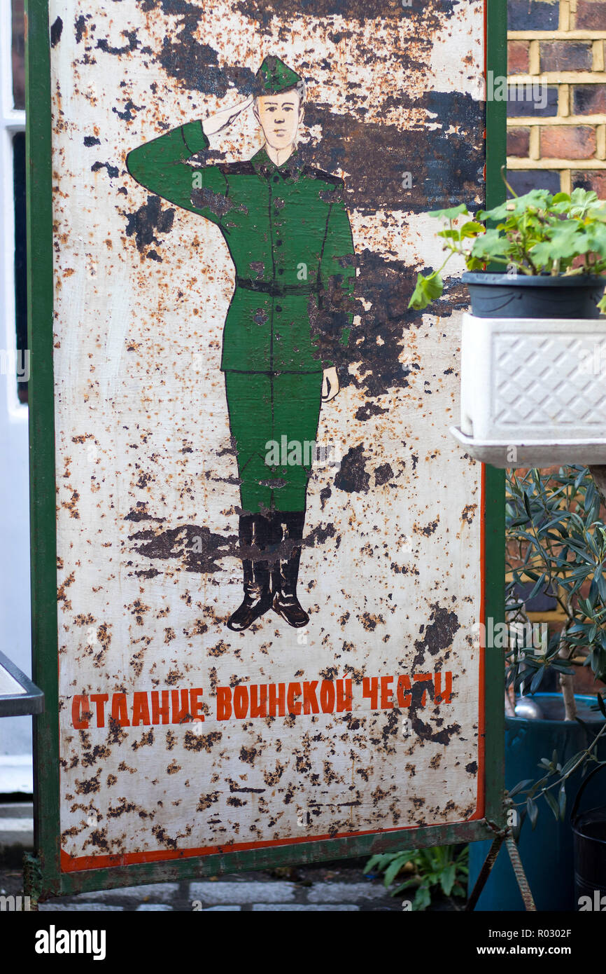 Londres, Angleterre - le 12 octobre 2018 Vieille affiche soviétique 'donnant l'honneur militaire" dans un magasin d'antiquités à un marché aux puces Banque D'Images