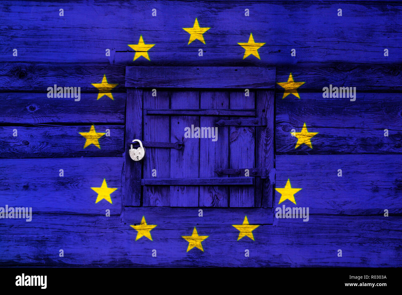 L'Europe, bloquée sur un cadenas fermé vieille porte en bois peint avec le drapeau de l'Union européenne, l'accent sélectionné Banque D'Images