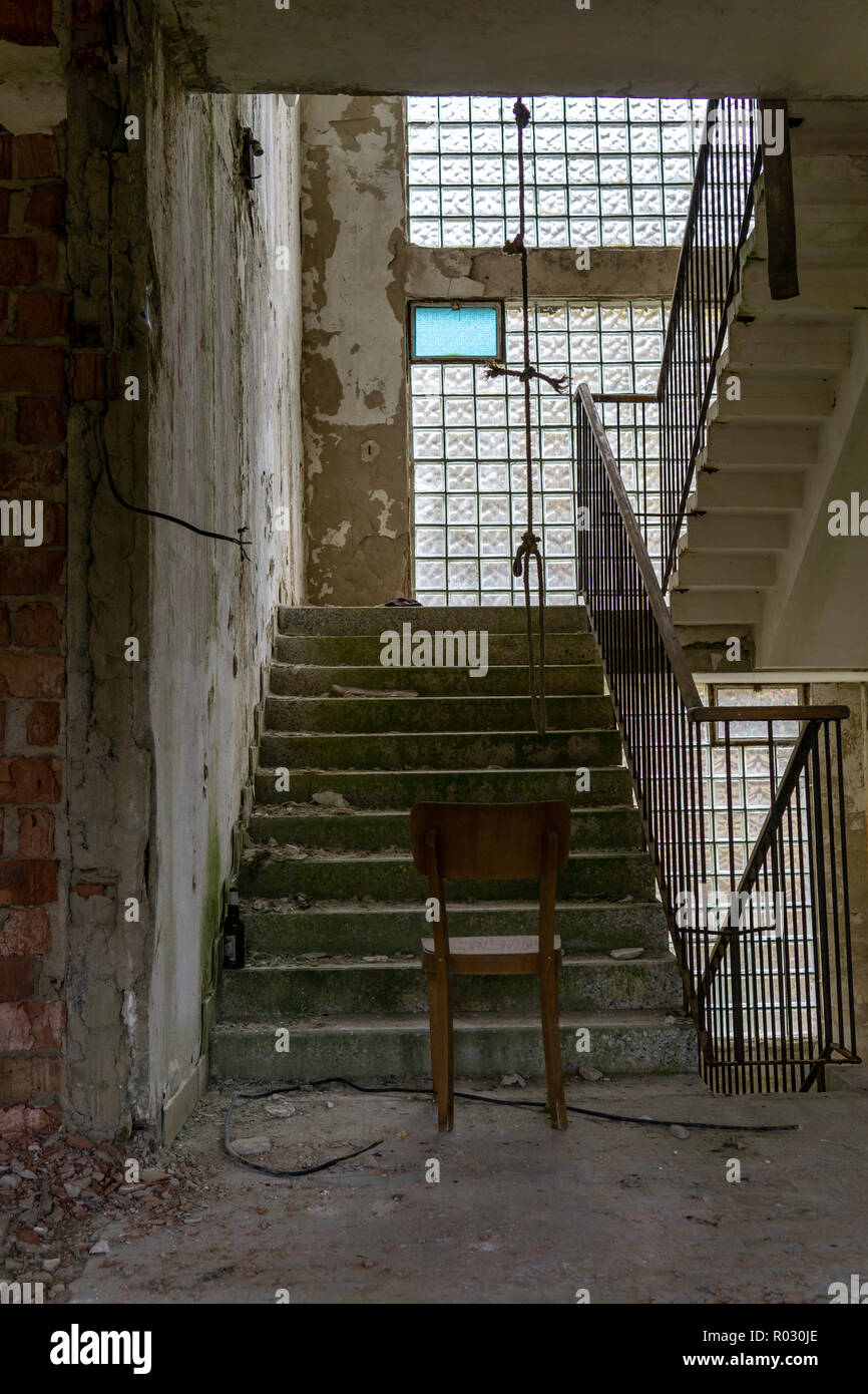 Une vieille, la décomposition chimique, bâtiment administratif Schönberg-est enseignement en République tchèque Banque D'Images