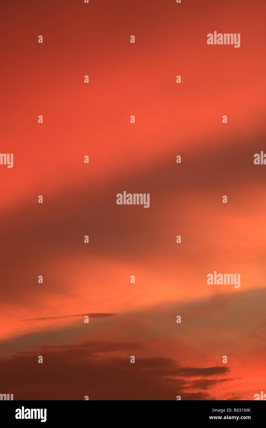 Photo verticale de gradation de couleur orange et de la couche de nuages lever du soleil Ciel en Thaïlande Banque D'Images