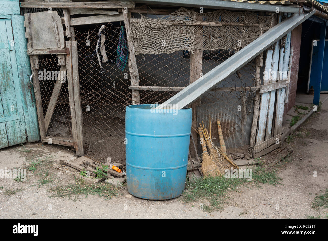 Collecte des eaux dans une ferme. La pénurie d'eau douce dans la région rurale de l'Ukraine. Banque D'Images
