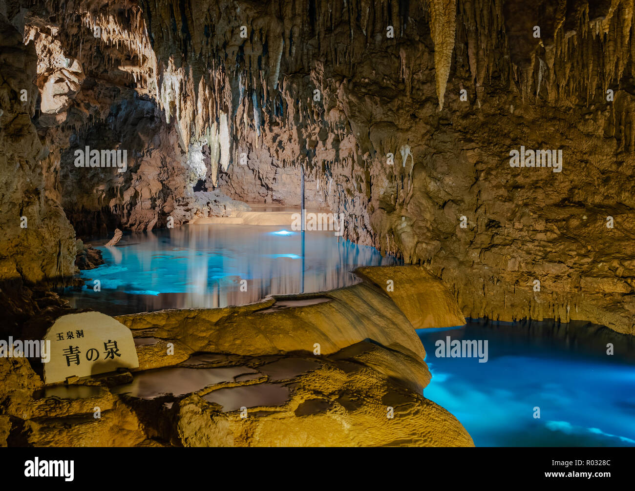 L'Okinawa / Japon - le 9 octobre 2018 : Grotte de Gyokusendo intérieur avec piscines bleu à Okinawa World. Banque D'Images