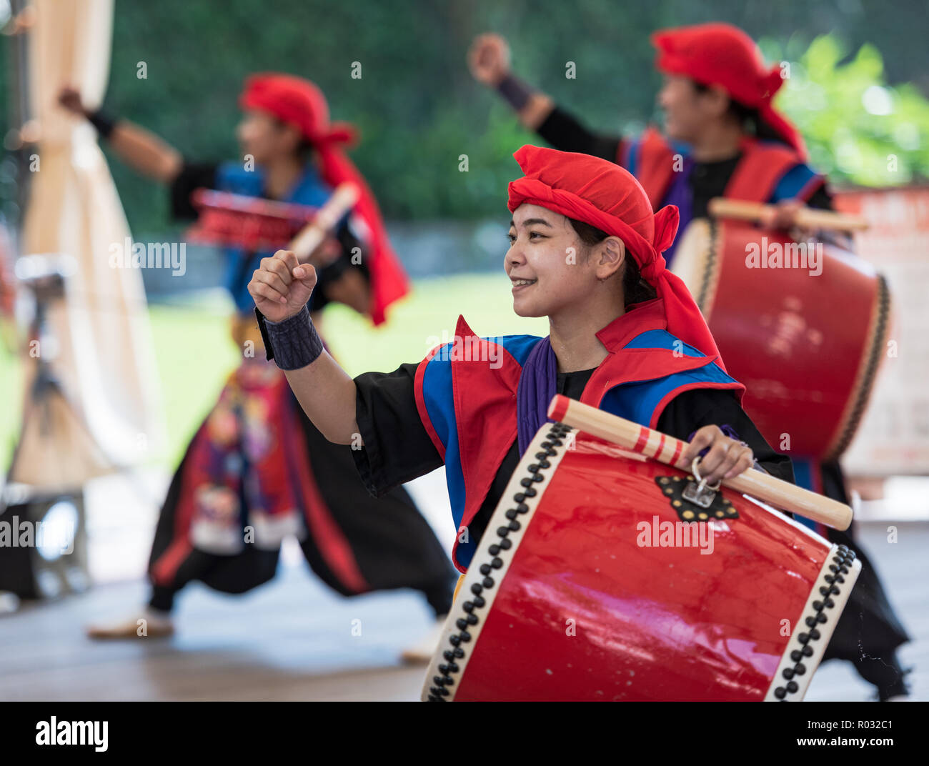 L'Okinawa / Japon - le 9 octobre 2018 : danseuse Eisa et le batteur à Okinawa World performance de danse folklorique. Banque D'Images