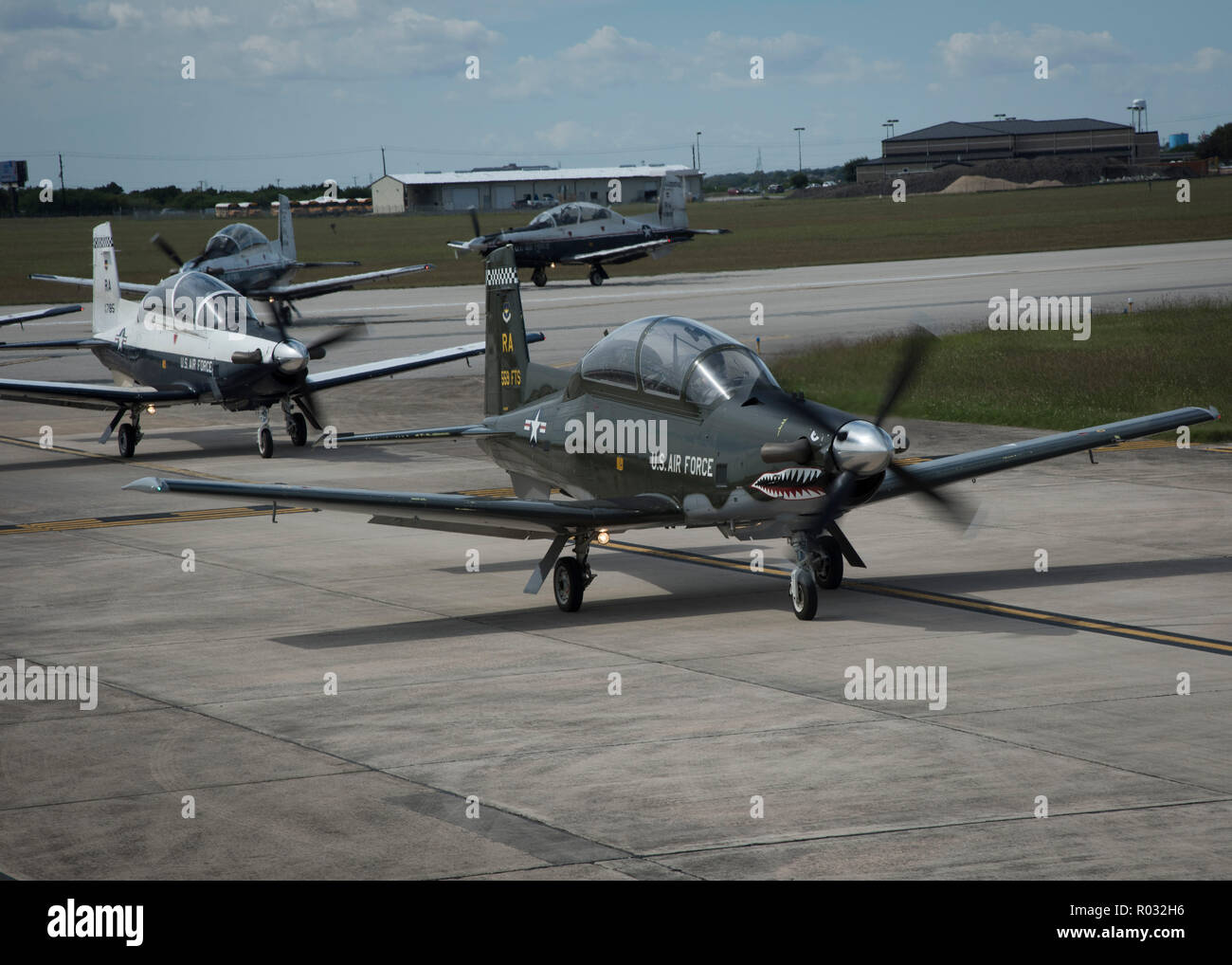 T-6 Texan II de la 559th Escadron d'entraînement au vol et de la 39e FTS a participé à une "marche de l'éléphant" 26 octobre 2018, à Joint Base San Antonio-Randolph, Texas. Un éléphant à pied est plus communément connue comme une "démonstration de force", mais les escadrons ici mené de un à entrer en contact avec leur patrimoine. Parce que le 559th FTS remonte au 81e Escadron de bombardement, l'avion est peint dans les couleurs de la B-25s'ils ont participé à la seconde guerre mondiale. Banque D'Images