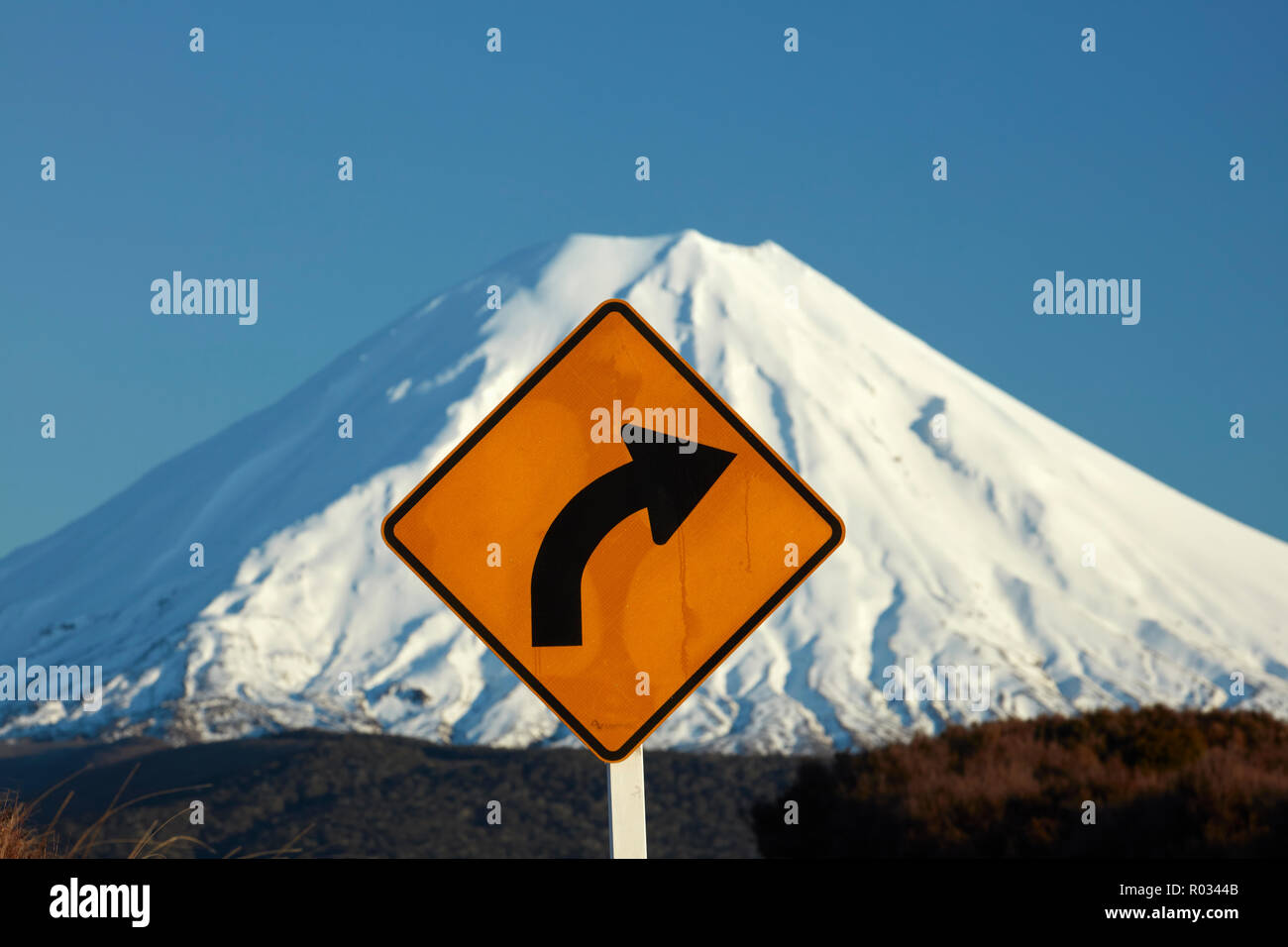 Corner signe sur route du désert et Mt Ngauruhoe, Parc National de Tongariro, Central Plateau, North Island, New Zealand Banque D'Images