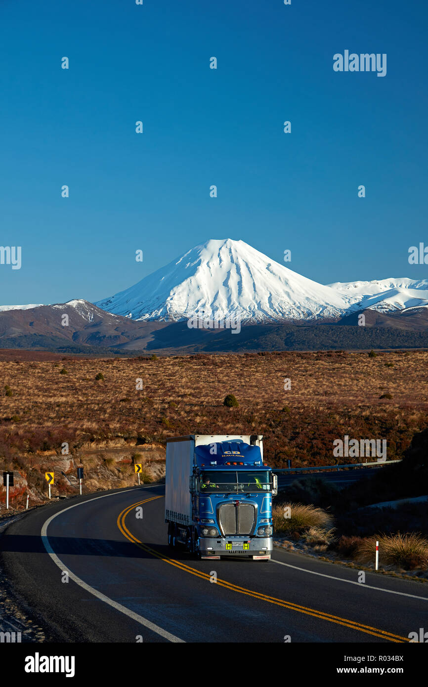 Mt Ngauruhoe et le camion sur la route du désert, Parc National de Tongariro, Central Plateau, North Island, New Zealand Banque D'Images