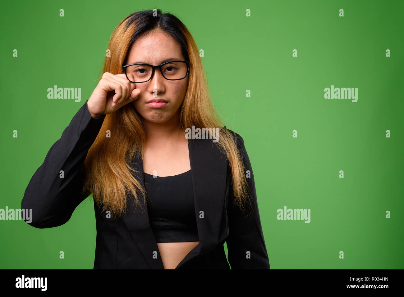 Portrait of young Asian businesswoman contre fond vert Banque D'Images