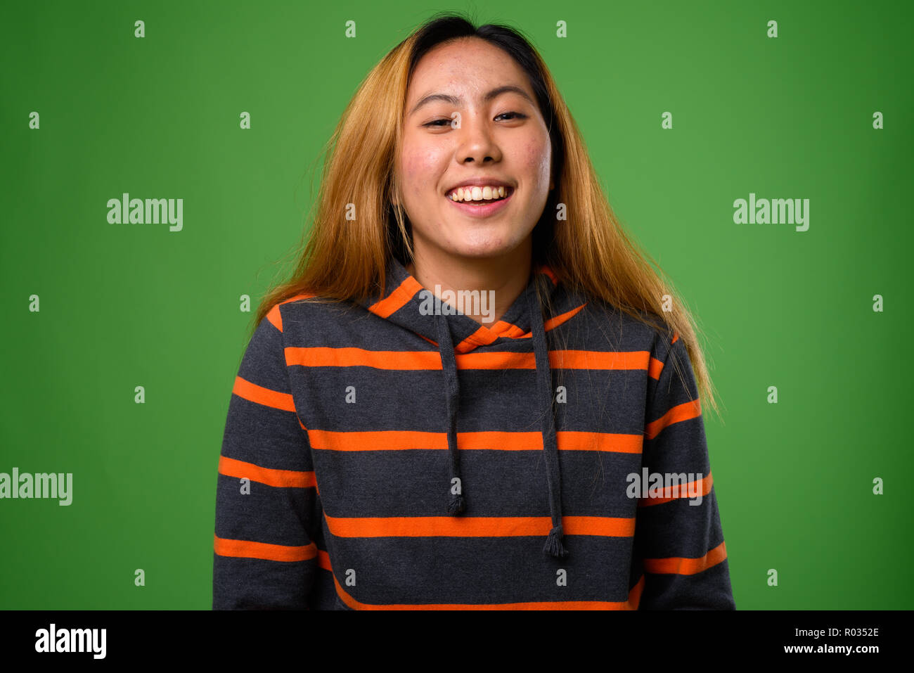 Portrait of young Asian woman contre fond vert Banque D'Images