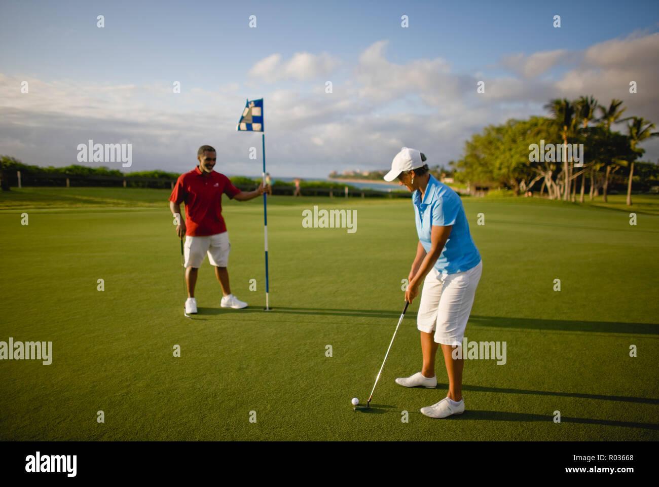 Couple s'amuser tout en jouant au golf. Banque D'Images