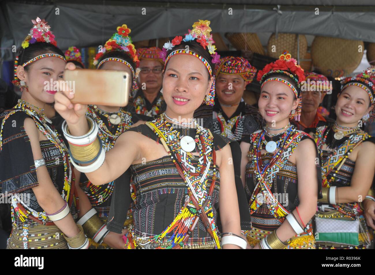 La Malaisie Sabah Kiulu - Aug 9, 2018 : un groupe d'indigènes dame prenant en selfies Journée internationale des peuples autochtones 2018. Kiulu dans Banque D'Images