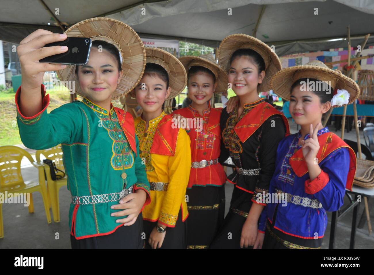 La Malaisie Sabah Kiulu - Aug 9, 2018 : un groupe d'indigènes dame prenant en selfies Journée internationale des peuples autochtones 2018. Kiulu dans Banque D'Images