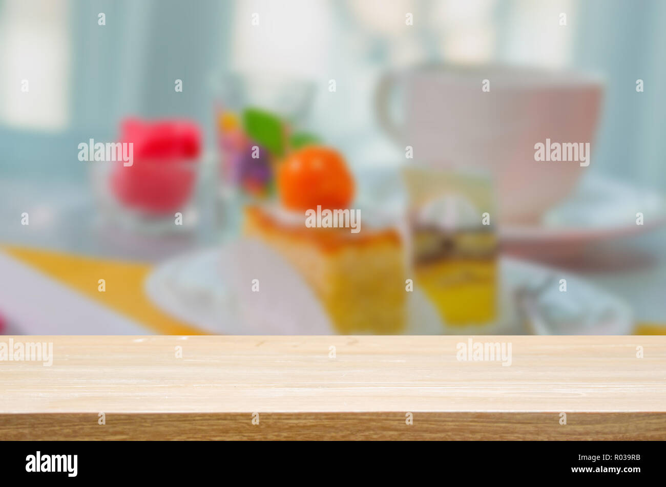 Haut bois flou de table gâteau coupé en morceaux sur la table. Peuvent être utilisés pour l'affichage ou un montage de vos produits. Banque D'Images
