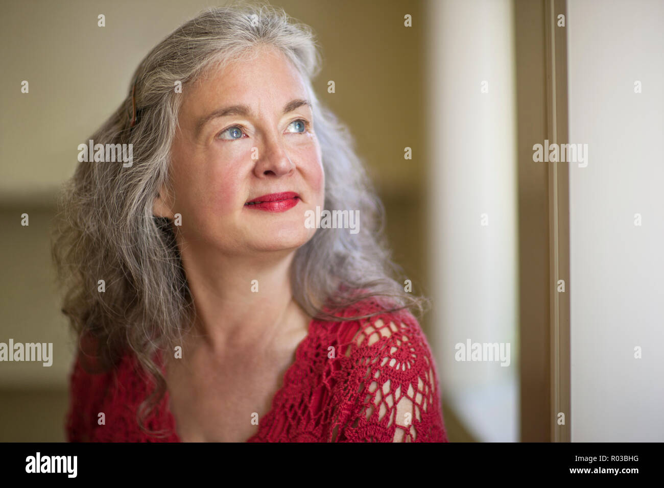 Smiling senior woman wearing red rouge à lèvres. Banque D'Images