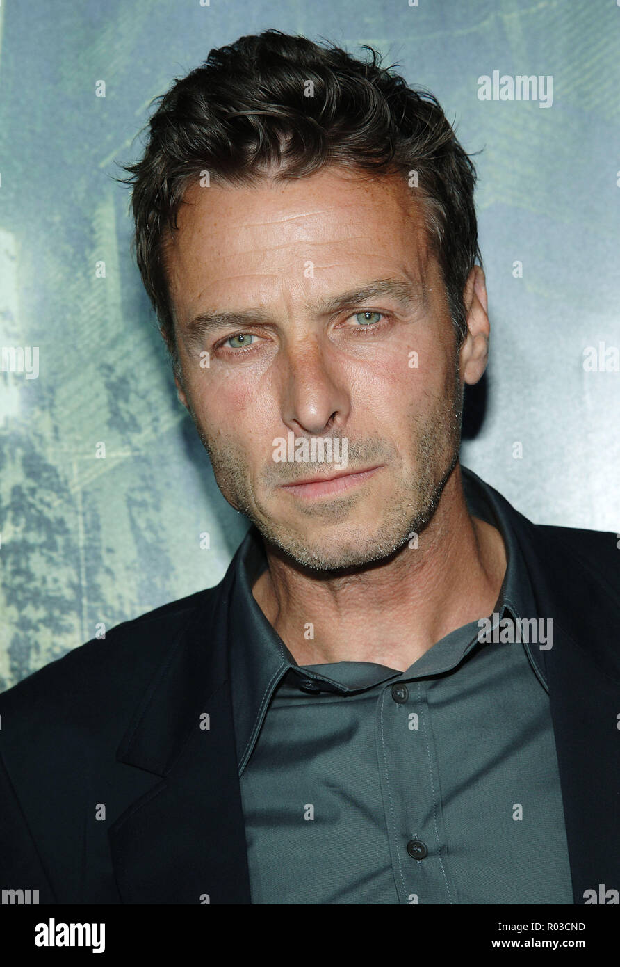 Le directeur Andrew Douglas arrivant à la Amityville Horror Première au Arlight Cinerama Dome Theatre de Los Angeles. 7 avril 2005.DouglasAndrew administrateur128 Red Carpet Event, Vertical, USA, Cinéma, Célébrités, photographie, Bestof, Arts, Culture et divertissement, Célébrités Topix fashion / Vertical, Best of, événement dans la vie d'Hollywood, Californie - Tapis rouge et en backstage, USA, Cinéma, Célébrités, cinéma, télévision, Célébrités célébrités musique, photographie, Arts et culture, Bestof, divertissement, Topix headshot, vertical, une personne, à partir de l'an 2005, inqu Banque D'Images