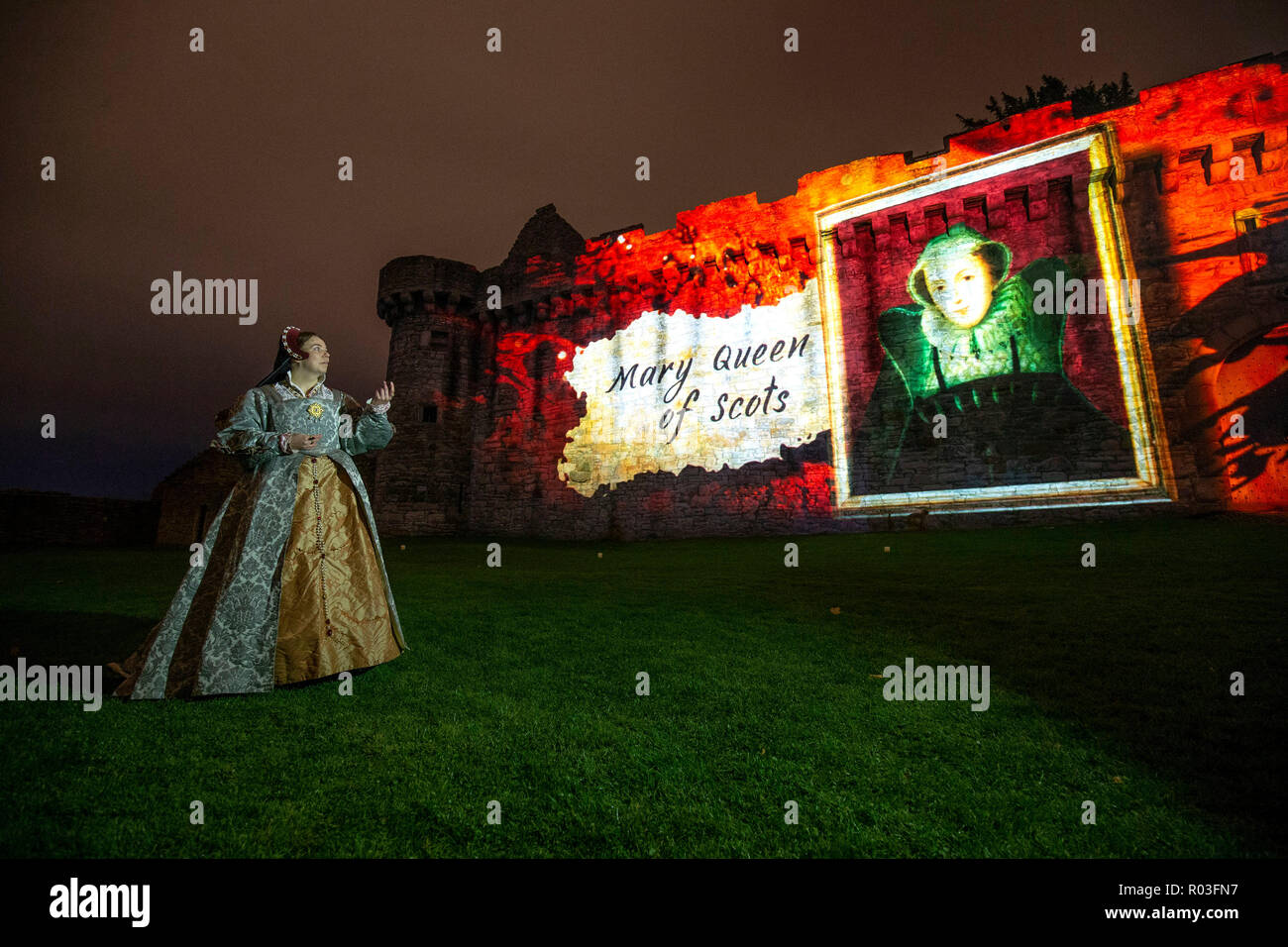 Mairi Gibson, de l'histoire vivante, l'Ecosse est en caractère à Craigmillar Castle à la périphérie d'Édimbourg qui s'allume avec des projections lumineuses et des récréations pour former une partie de l'accent sur Marie après-événement sombre qui raconte l'histoire de l'obligation ; la parcelle de Craigmillar par Mary Reine d'Écosse&Otilde;s nobles à se débarrasser de son mari, lord Darnley. Banque D'Images