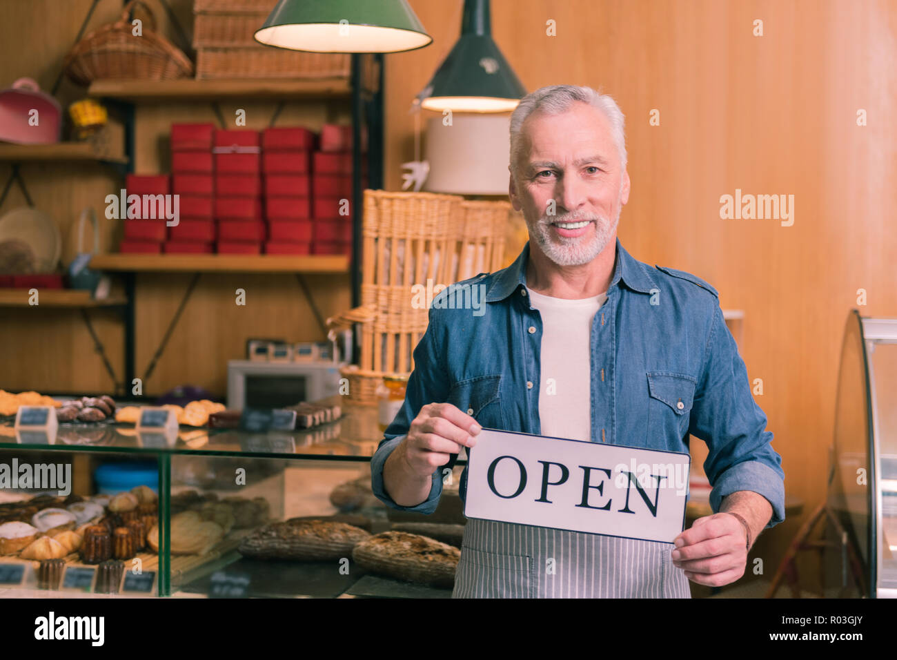 Homme barbu sentiment joyeux d'ouvrir son nouveau French bakery Banque D'Images