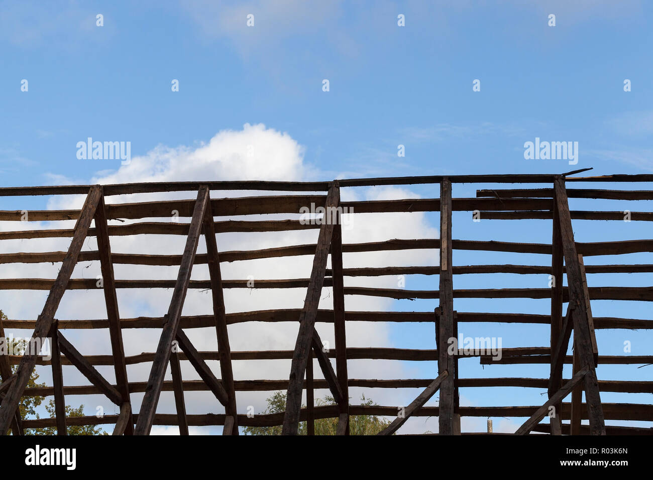 Structure en bois de la toiture de l'immeuble pendant la réparation Banque D'Images