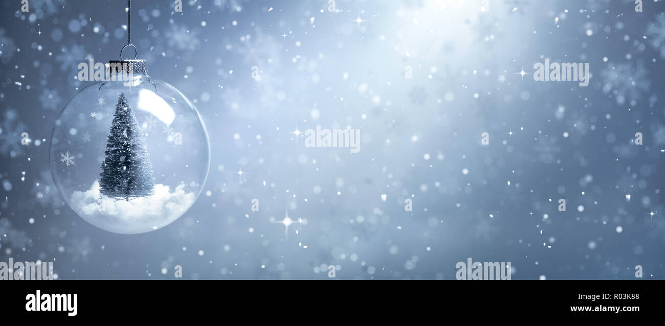 Snow globe with Christmas Tree in snow Banque D'Images
