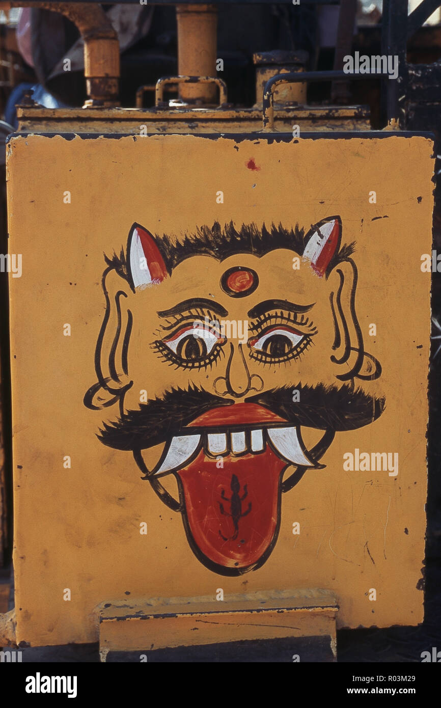 Face démon peint sur crane, Mamallapuram, Tamil Nadu, Inde, Asie Banque D'Images