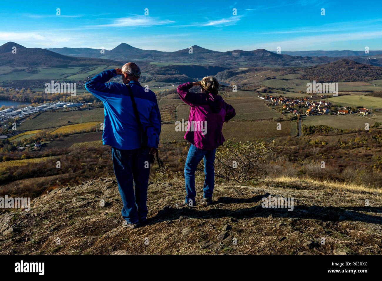 Deux randonneurs surplombant le paysage et la vallée de l'Elbe, au loin des collines des Hautes-terres de Bohême centrale, campagne de la République tchèque Banque D'Images