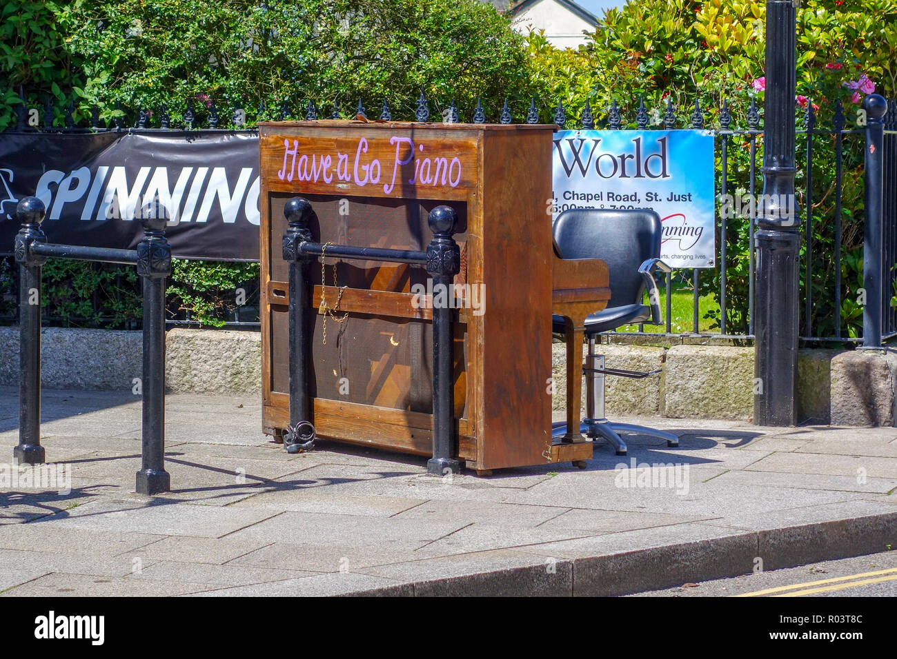 Un 'avoir un rendez-vous' piano dans la rue, gratuitement pour quiconque de jouer au festival d'Lafrowda à St Just in Penwith, Cornwall, England, UK Banque D'Images
