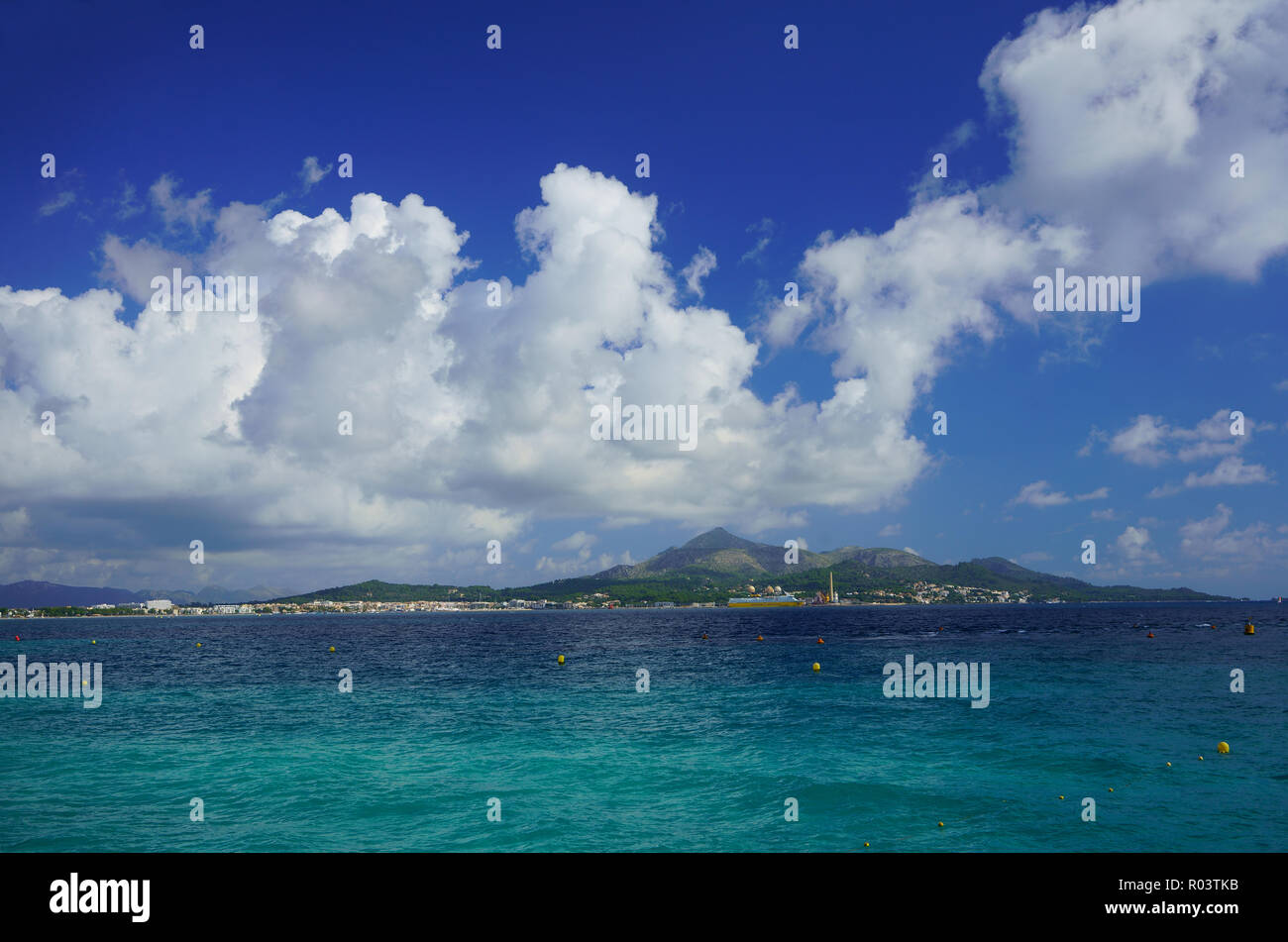 PORT D''ALCÚDIA, Majorque, ESPAGNE - 5 octobre, 2018 : Panorama de port d''Alcúdia, vus de la mer Méditerranée. Banque D'Images
