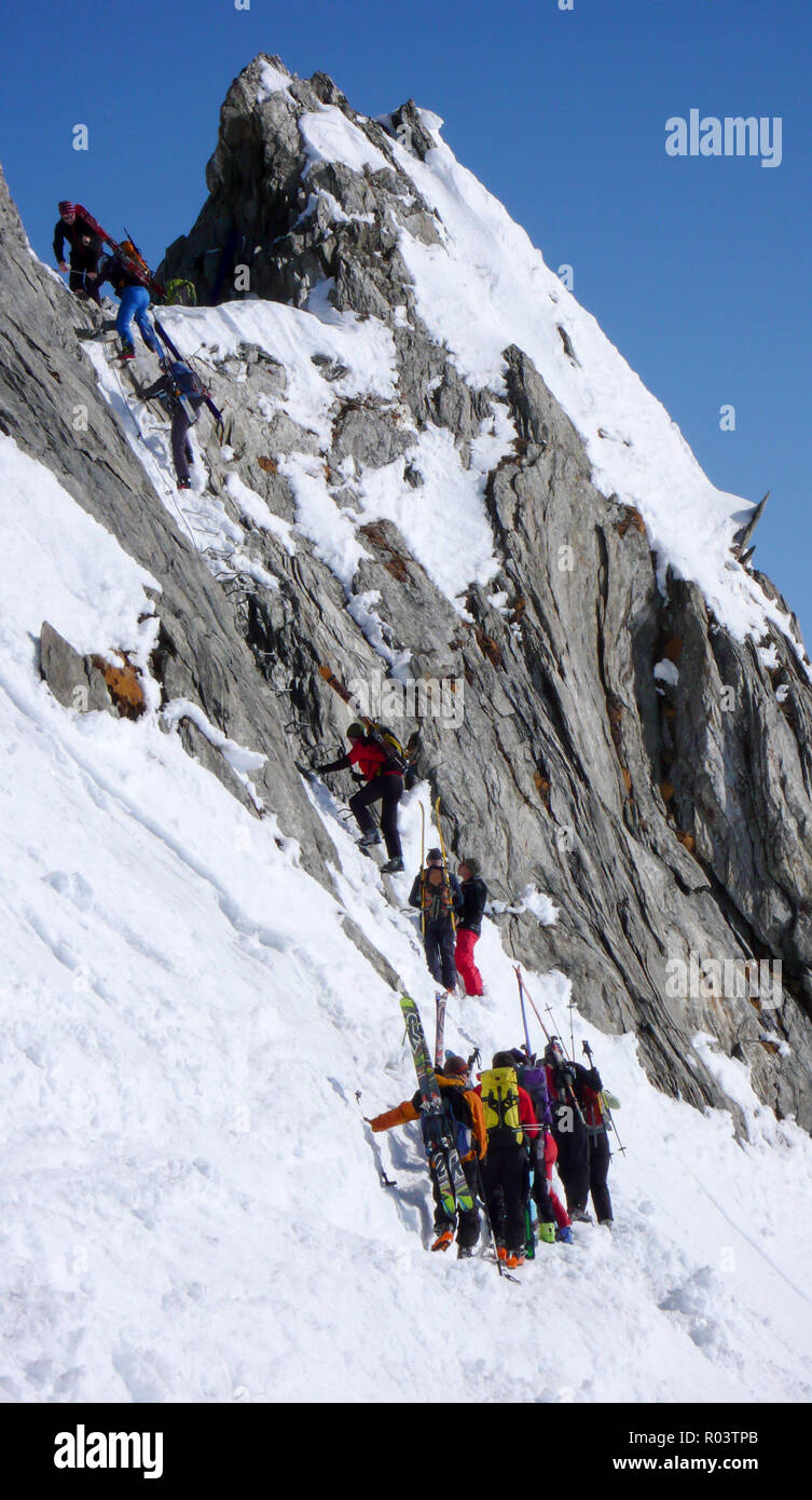 Un groupe de randonneurs randonnée pédestre et grimper à un pic de montagne en Suisse Banque D'Images