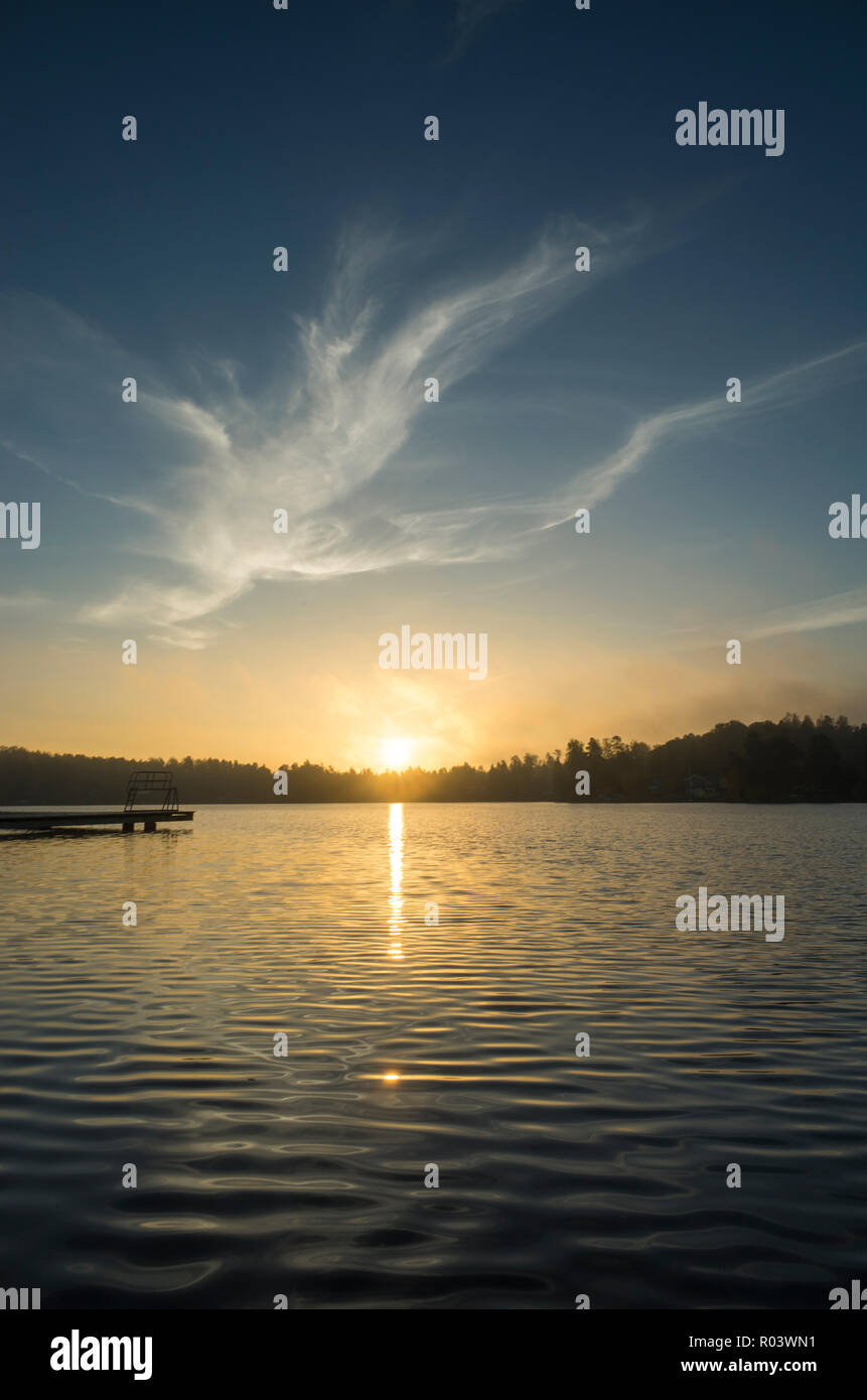 Beau lever de soleil au matin d'automne à Katrineholm, Suède Scandinavie. Lac, forêt et ciel de nice. Calme, paisible et joyeuse image d'arrière-plan. Banque D'Images