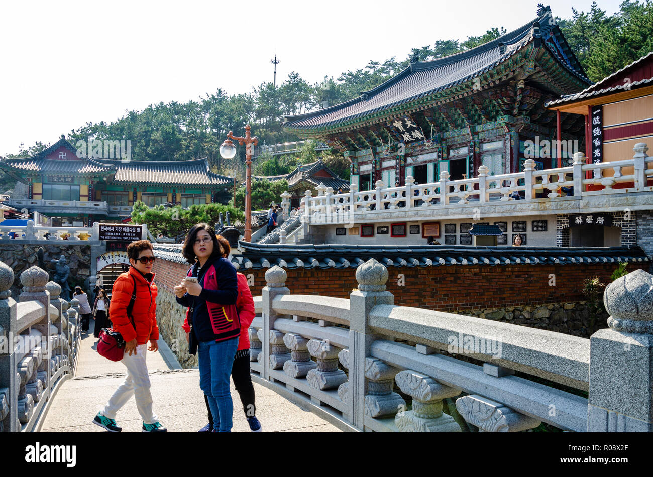 Haedong Yonggungsa Temple est un temple bouddhiste à Busan, Corée du Sud qui attire de nombreux visiteurs. Banque D'Images