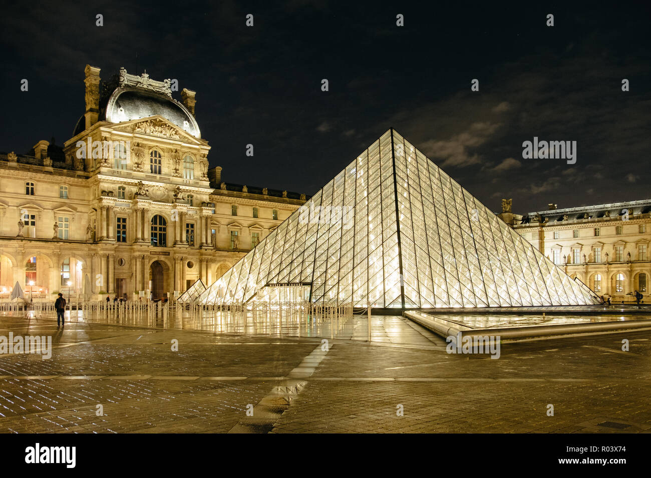 Paris, France. 11 février 2018. L'entrée principale du musée du Louvre la nuit. Banque D'Images
