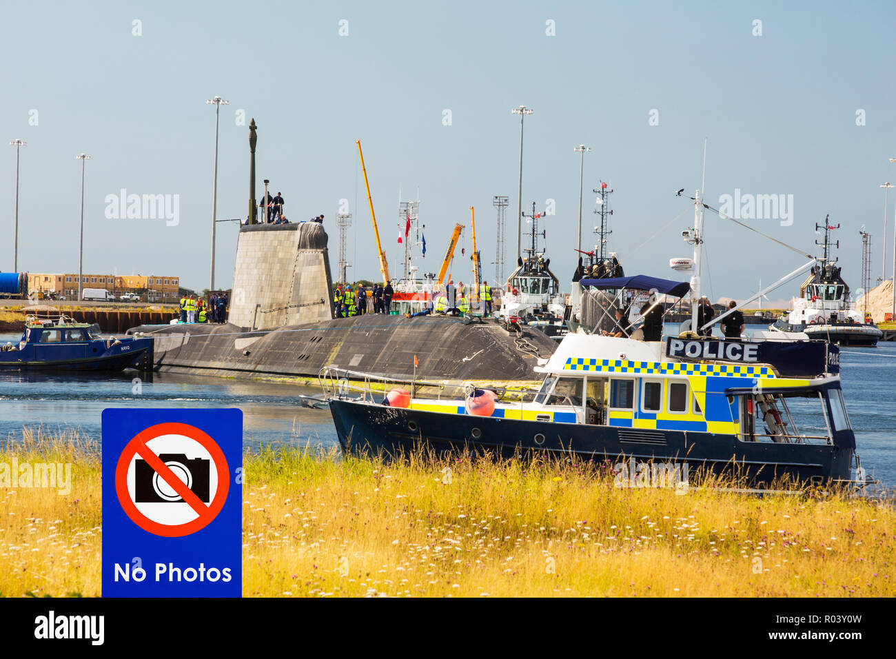 L'art de la classe Astute hunter killer un sous-marin nucléaire est déplacé de BAE Systems dans la région de Barrow in Furness jusqu'à la base de sous-marins de Faslane dans Banque D'Images