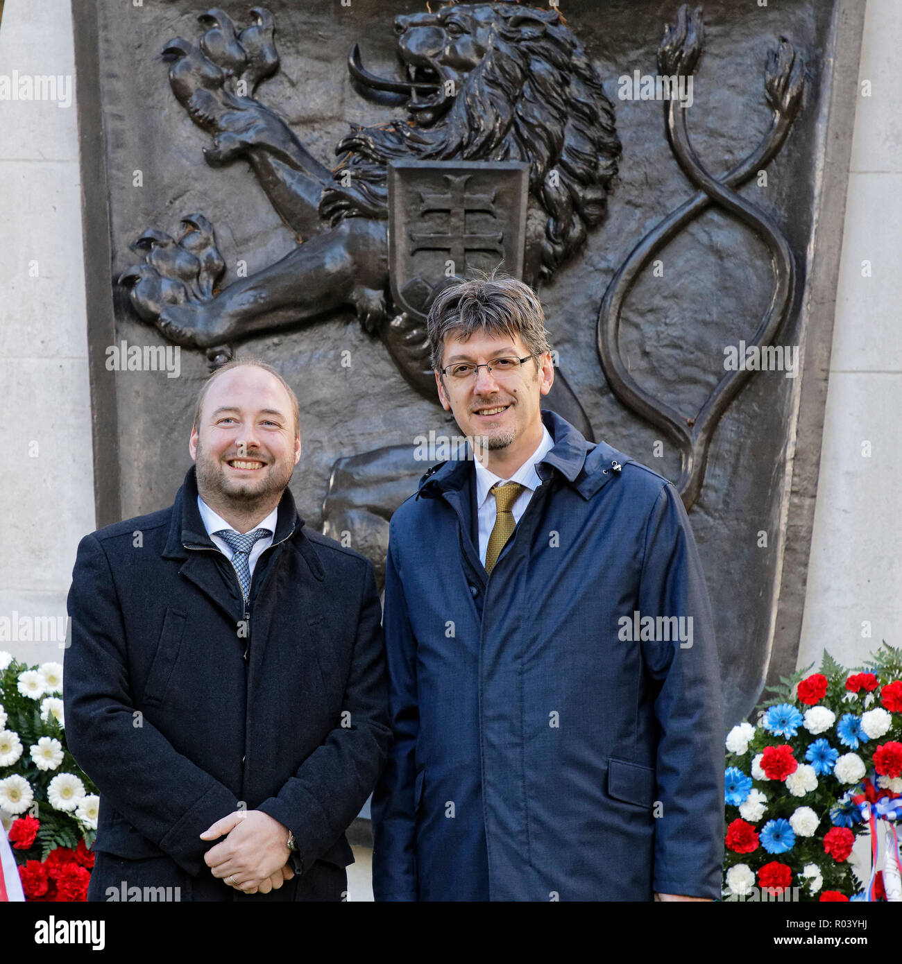 Jan Brunner, (L) L'ambassadeur adjoint République Tchèque & Marcel Babicz, ambassadeur adjoint République slovaque ; Ambassades de Londres au Mémorial de la Tchécoslovaquie Banque D'Images