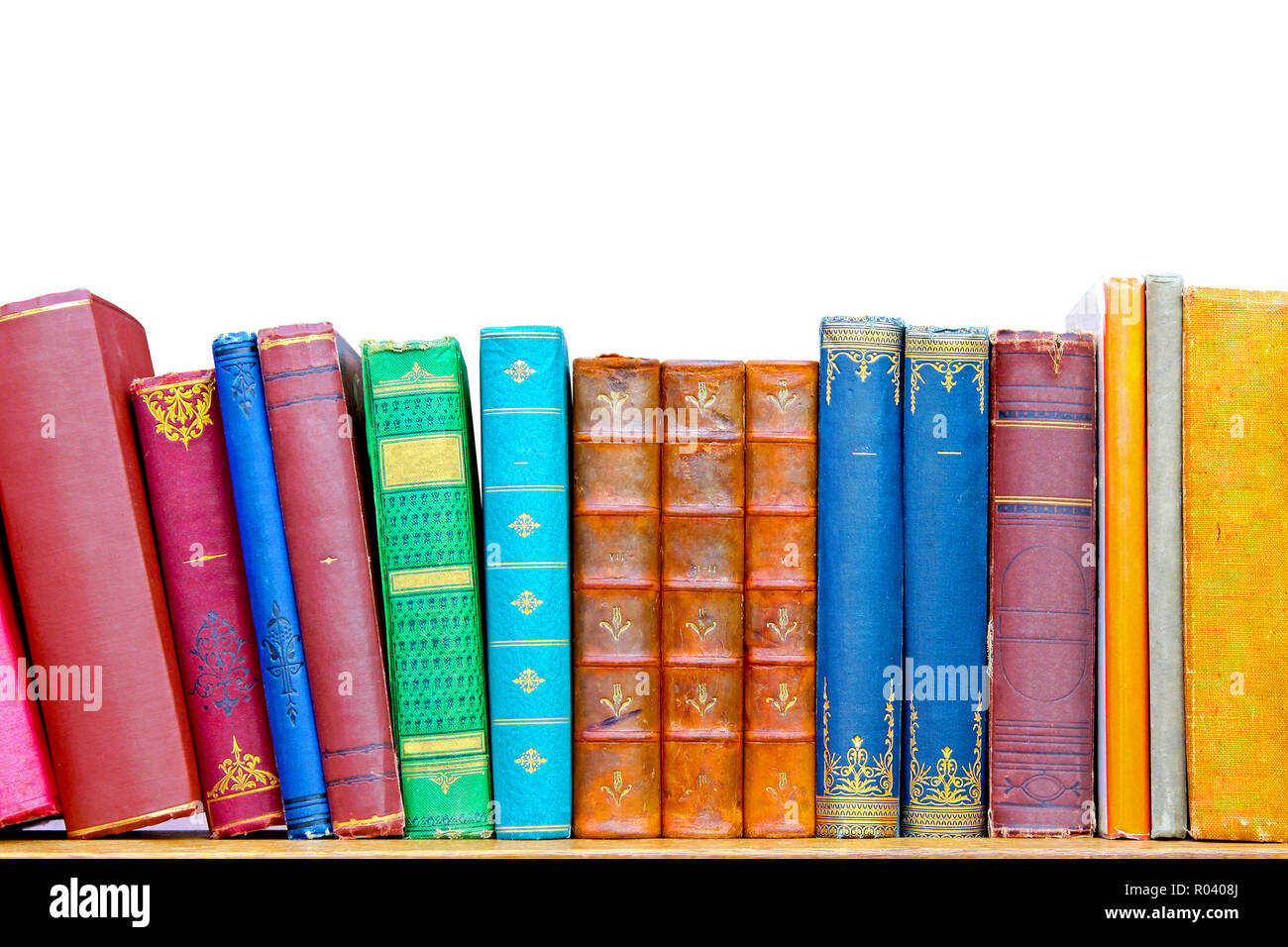 Utilisé grunge livres colorés à l'étagère de bibliothèque Banque D'Images