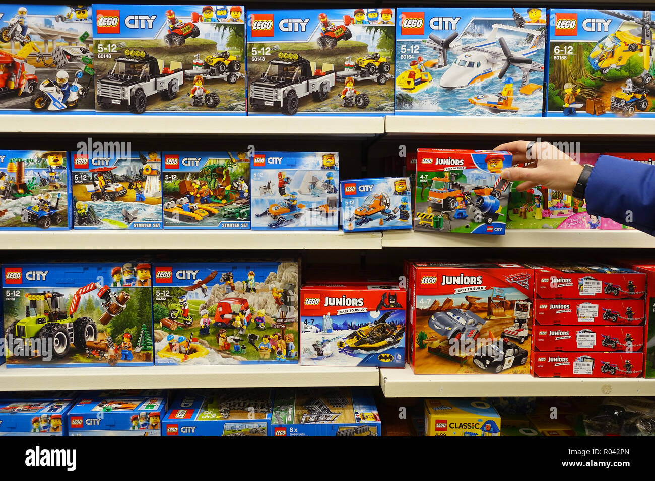 Dans un magasin de jouets Lego Banque D'Images