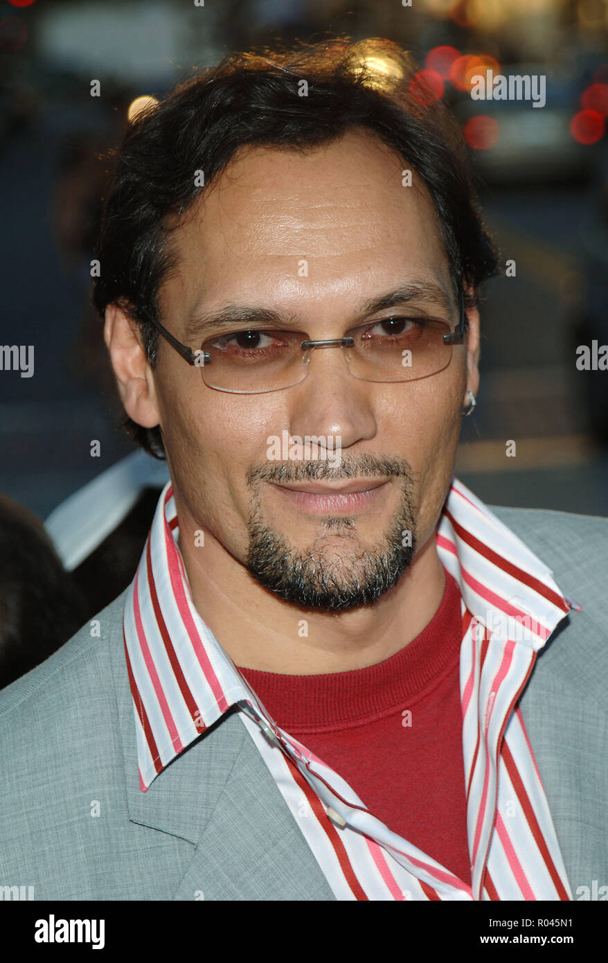 Jimmy Smits au Star War III : La Revanche des Sith au Westwood Village Theatre de Los Angeles. Le 12 mai 2005. SmitsJimmy058 Red Carpet Event, Vertical, USA, Cinéma, Célébrités, photographie, Bestof, Arts, Culture et divertissement, Célébrités Topix fashion / Vertical, Best of, événement dans la vie d'Hollywood, Californie - Tapis rouge et en backstage, USA, Cinéma, Célébrités, cinéma, télévision, Célébrités célébrités musique, photographie, Arts et culture, Bestof, divertissement, Topix headshot, vertical, une personne, à partir de l'an 2005, enquête tsuni@Gamma-USA.com Banque D'Images