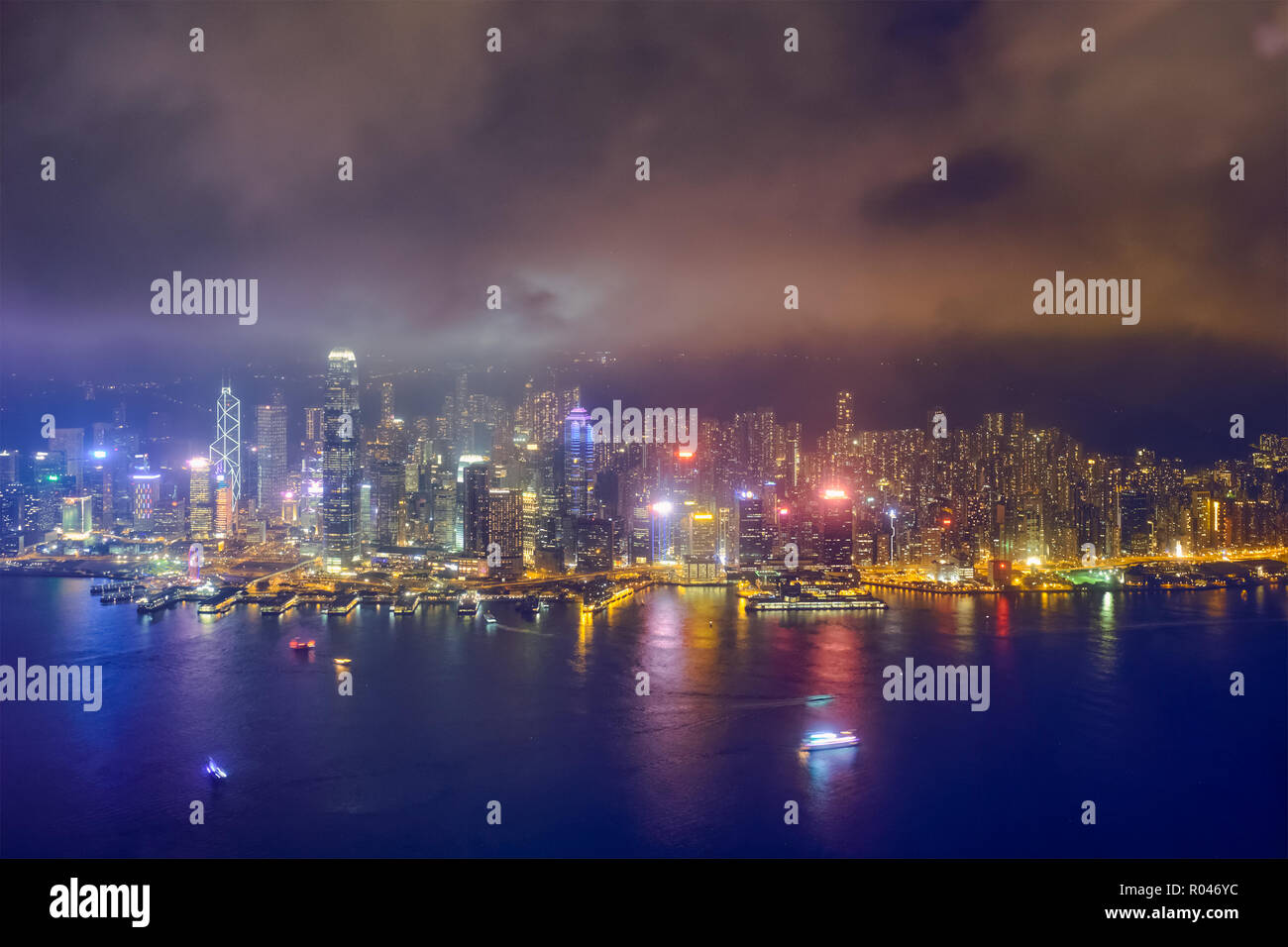 Vue aérienne de l'horizon de Hong Kong éclairé. Hong Kong, Chine Banque D'Images