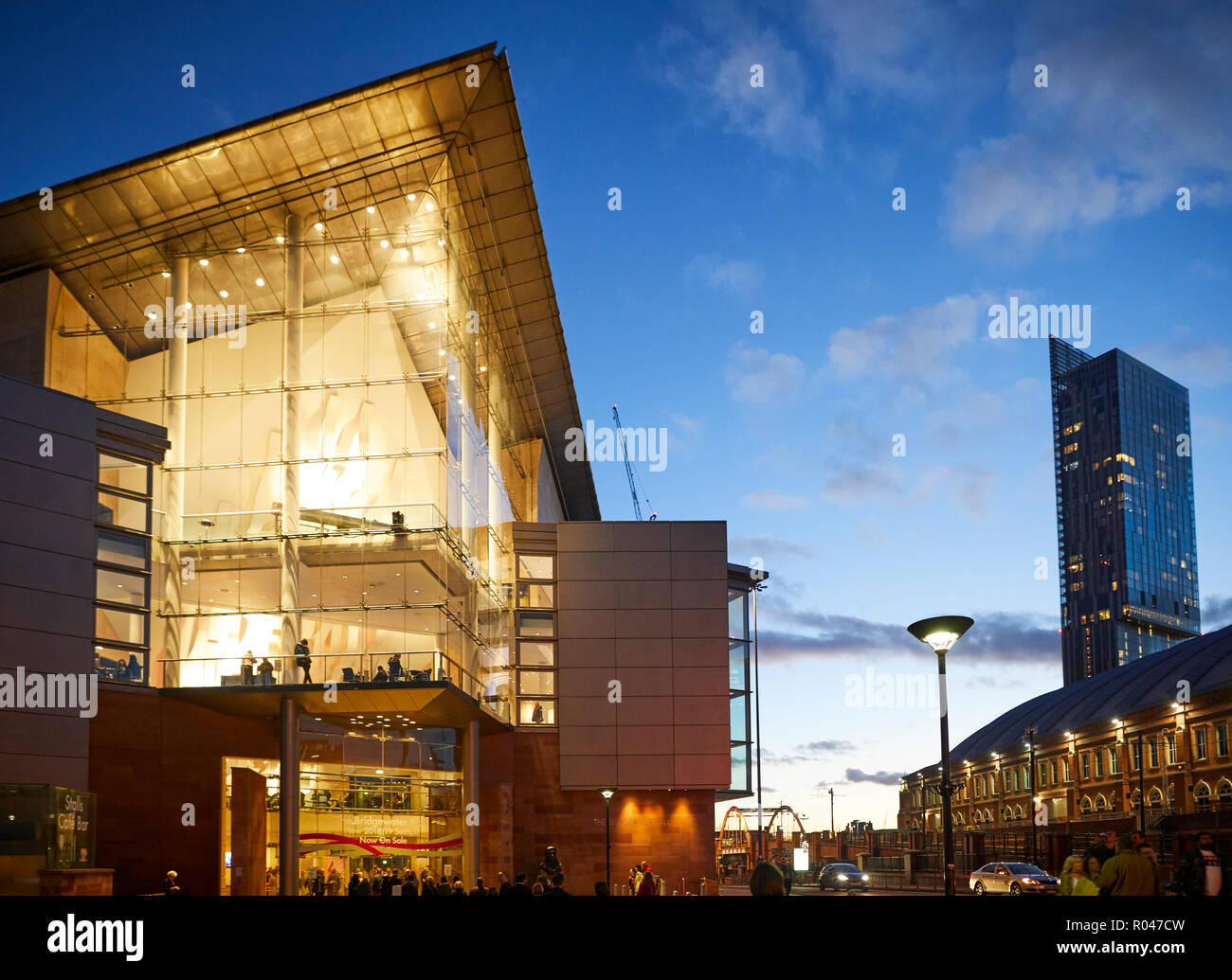 Photo de nuit sombre soir de Bridgewater Hall salle de concert à Manchester plaza l'extérieur montrant Beetham Tower derrière Banque D'Images