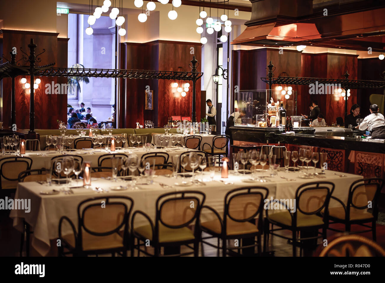 Réglage de la table dans un beau restaurant européen Banque D'Images