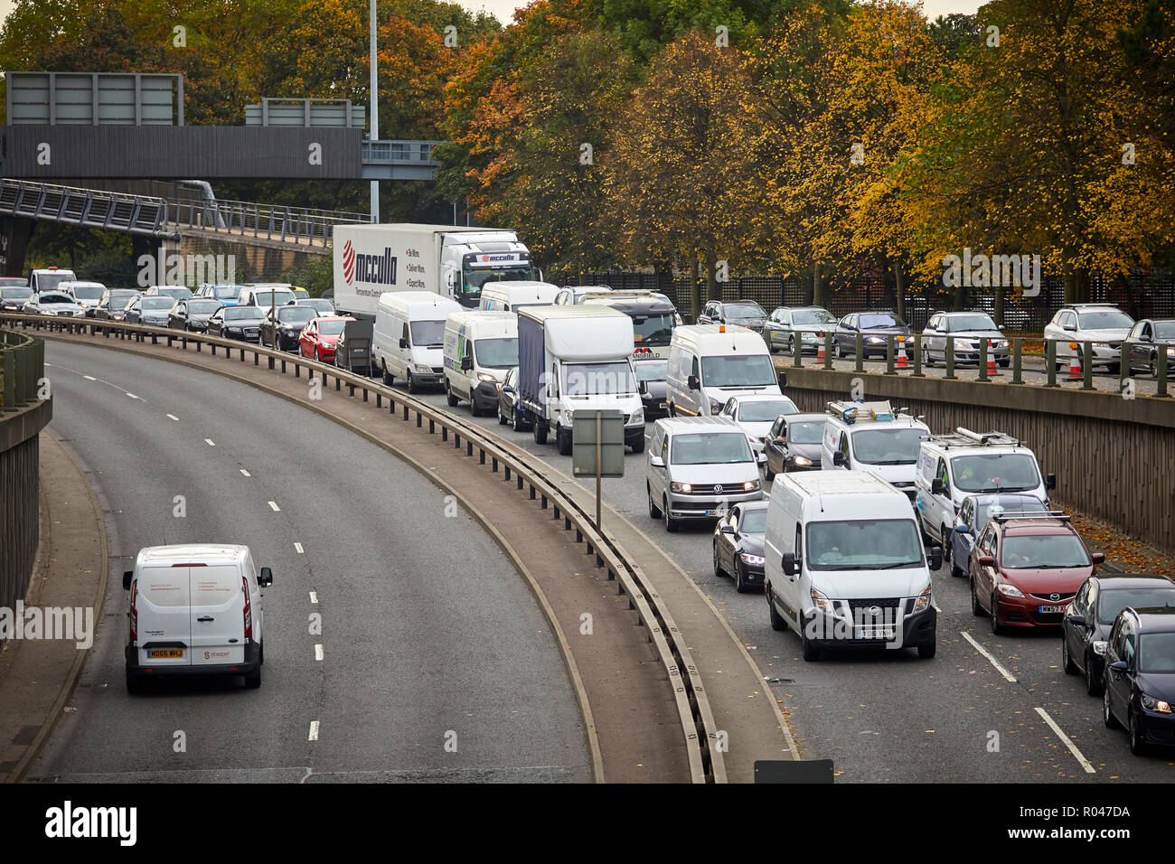 Travaux routiers à grande circulation créer des bourrages d'attente dans une direction sur un M57 La Mancunian Way deux mille de long autoroute surélevée Manchester City Centre Banque D'Images
