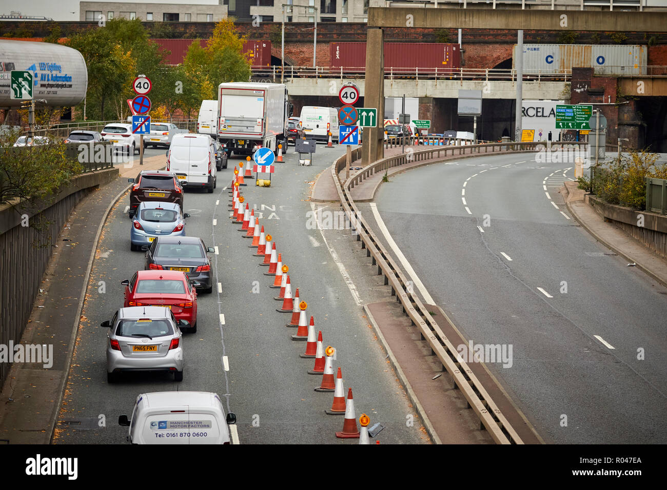 Travaux routiers à grande circulation créer des bourrages d'attente dans une direction sur un M57 La Mancunian Way deux mille de long autoroute surélevée Manchester City Centre Banque D'Images
