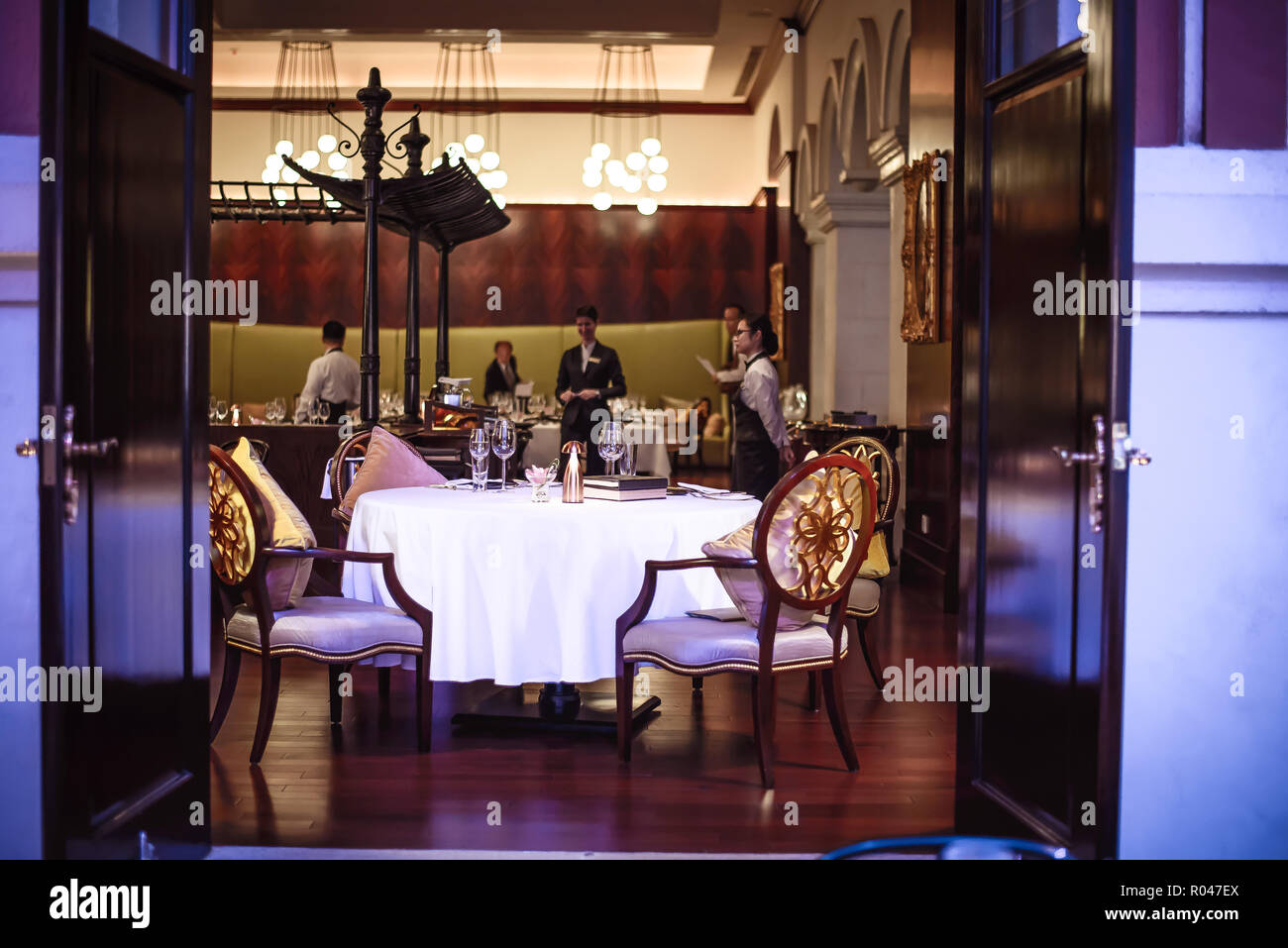 Réglage de la table dans un beau restaurant européen Banque D'Images
