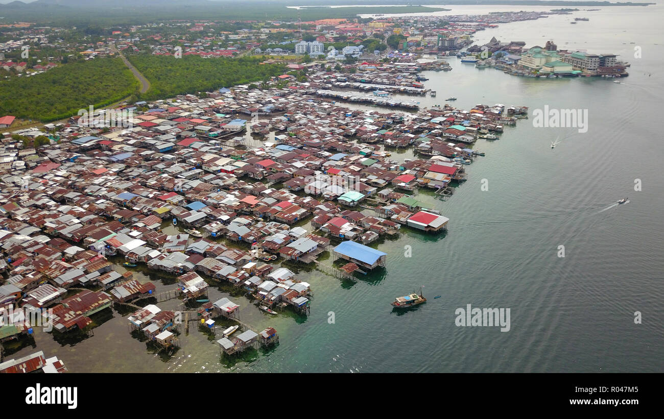 Vue partielle de la ville de Bansko situé à côte est de Sabah Malaisie Bornéo avec de grandes maisons de village de l'eau zone Kampung Simunul appel au premier plan. Banque D'Images