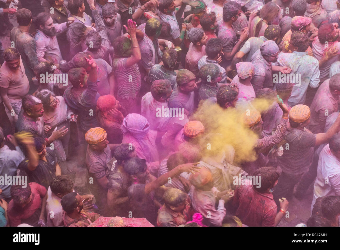 2018 Festival Holi célébration en Banke Bihari Temple, Vrindavan, Inde. Banque D'Images