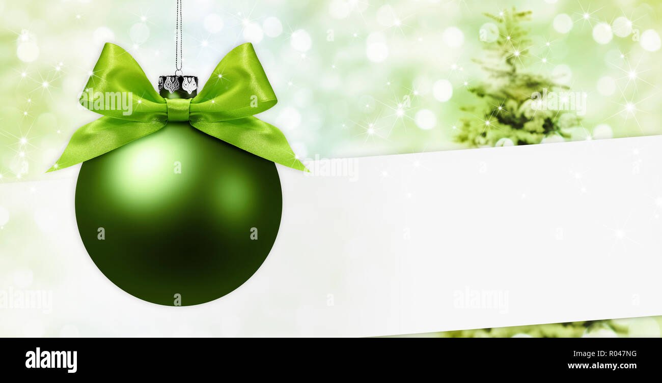 Joyeux Noel Pancarte Ou Carte Cadeau Balle Avec Ruban Vert Sur L Arc Vert Floue Lumieres De Noel Et Arbre Copie Espace Fond Blanc Photo Stock Alamy