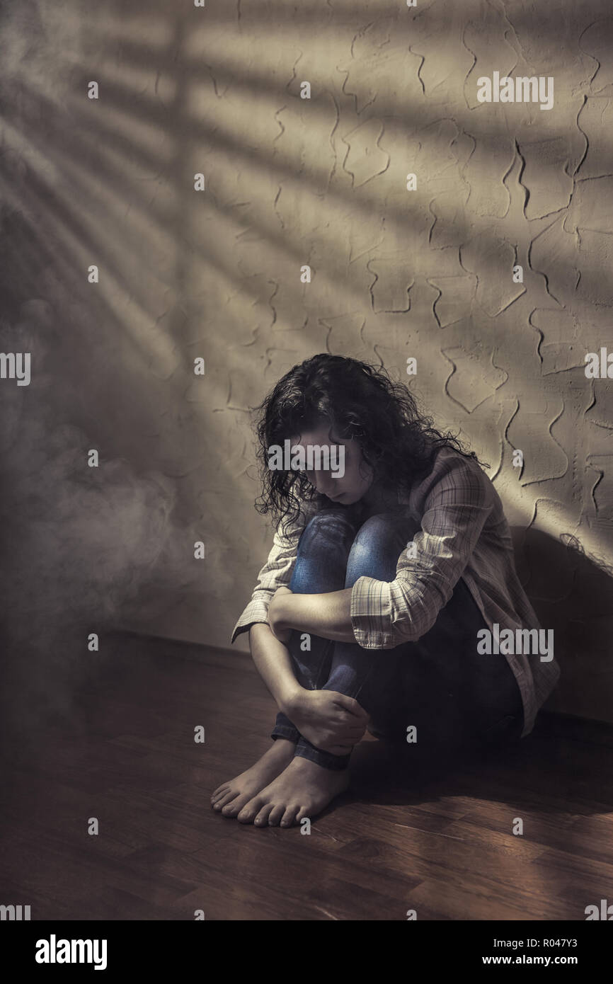 Jeune Femme Triste Assis Tout Seul Sur Le Sol Dans Une Salle Vide Photo Stock Alamy Jeune Femme Triste Assis Tout Seul Sur Le Sol Dans Une Salle Vide Photo Stock Alamy