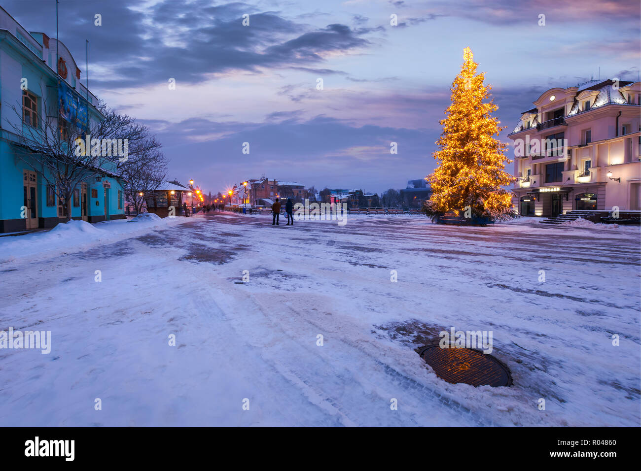 Arbre de Noël dans le centre-ville. Belle carte postale de Uzhgorod, Ukraine Banque D'Images