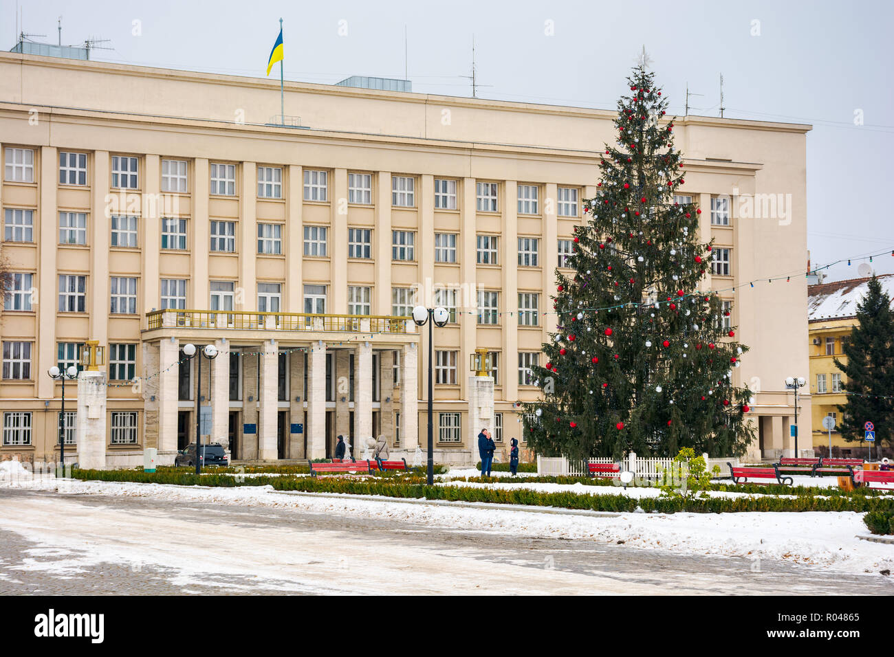 Uzhgorod, Ukraine - JAN 9, 2017 : arbre de Noël dans le centre-ville. Belle carte postale de l'Administration régionale s'appuyant sur Narodna square Banque D'Images